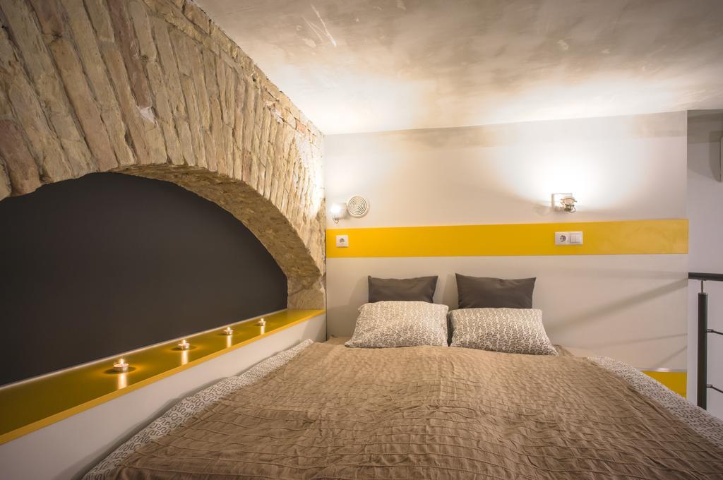 Hollo Apartment